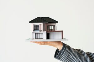 Você tem um contrato de compra e venda, procuração ou até um recibo de pagamento, mas o imóvel continua no nome do antigo dono na matrícula do cartório?
