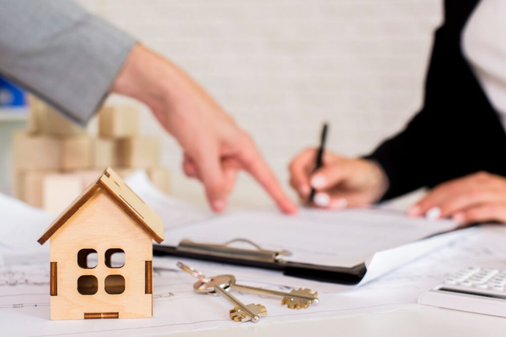 Você mora no imóvel há anos, tem contrato ou recibo, mas ele continua em nome de outra pessoa? Saiba como a usucapião pode resolver essa situação e transformar seu imóvel em um bem valorizado e regularizado.