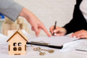 Você mora no imóvel há anos, tem contrato ou recibo, mas ele continua em nome de outra pessoa? Saiba como a usucapião pode resolver essa situação e transformar seu imóvel em um bem valorizado e regularizado.
